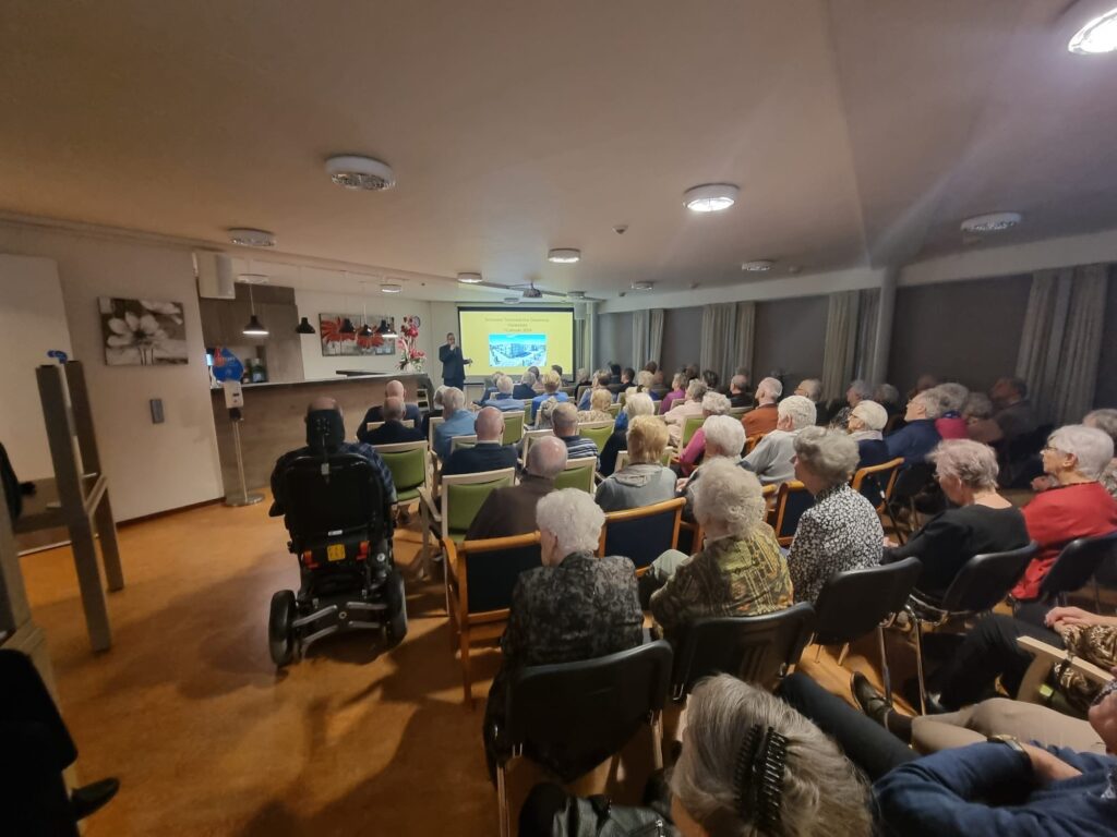 Uitleg bij Vijverstate over warmte- en koudeopslag door Schouten Techniek en Litho Daalderop